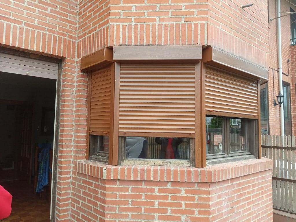 Persiana enrollable instalada en vivienda por Montajes Acero
