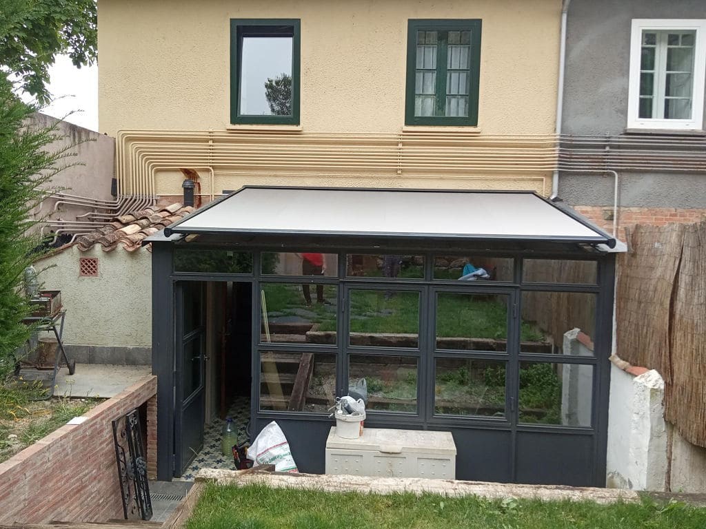 Instalación de toldo en terraza realizada por Montajes Acero en Burgos